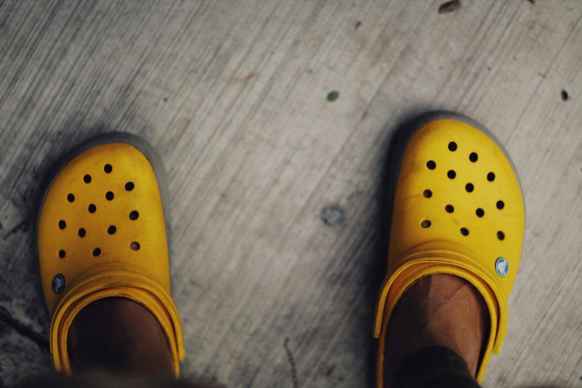 ilustrasi sandal clog (unsplash.com/Alexey Demidov)