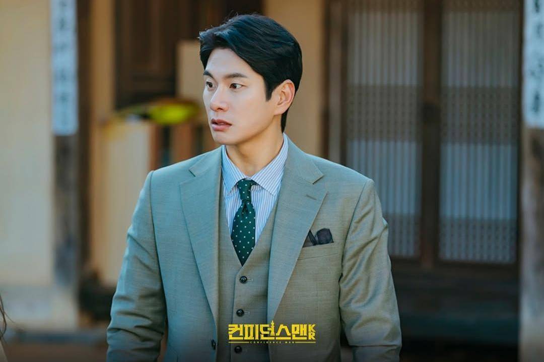 Lee Yi Kyung di drama Confidence Queen