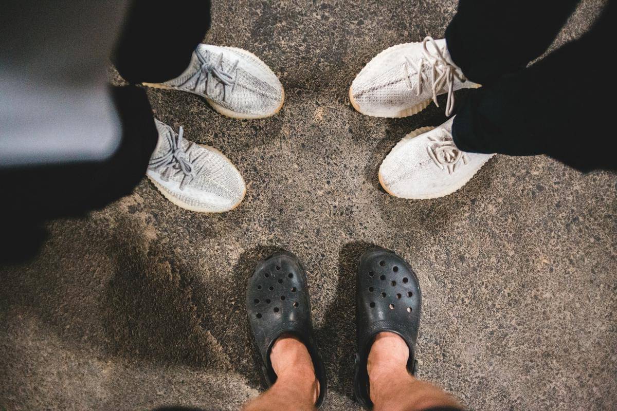 ilustrasi alas kaki (unsplash.com/Erik Mclean)