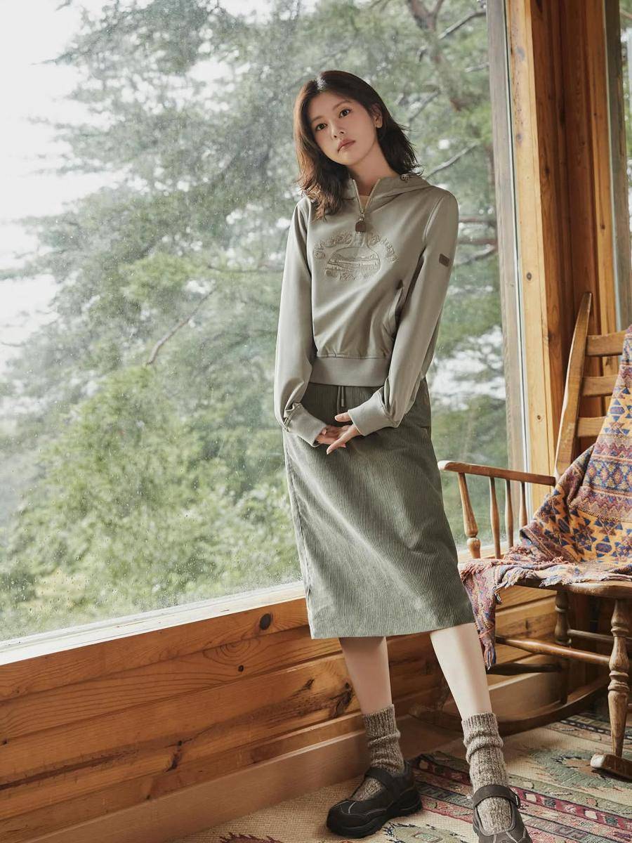 Inspirasi OOTD ala Jung So Min (instagram.com/somin_jj)