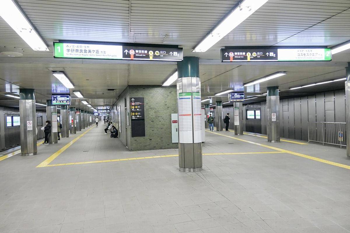 peron 1 dan 2 Stasiun Hommachi di Jalur Osaka Metro Chuo (commons.wikimedia.org/MaedaAkihiko)