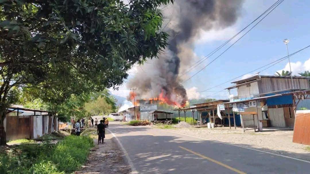 Sejumlah rumah dibakar massa di Yalimo, Papua Pegunungan, Selasa (16/9/2025). (IDN Times/Istimewa)