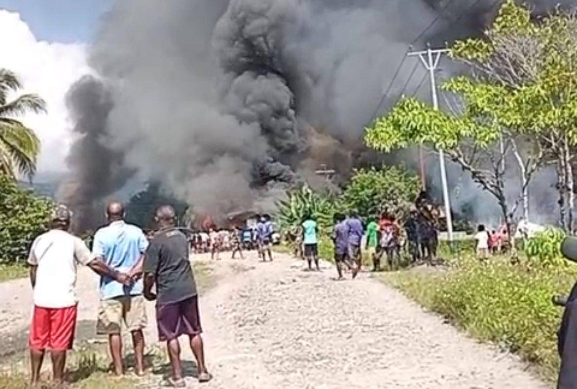 Sejumlah rumah di Yalimo, Papua Pegunungan, dibakar massa akibat persoalan ujaran seorang siswa yang menyinggung temannya. (IDN Times/Istimewa)