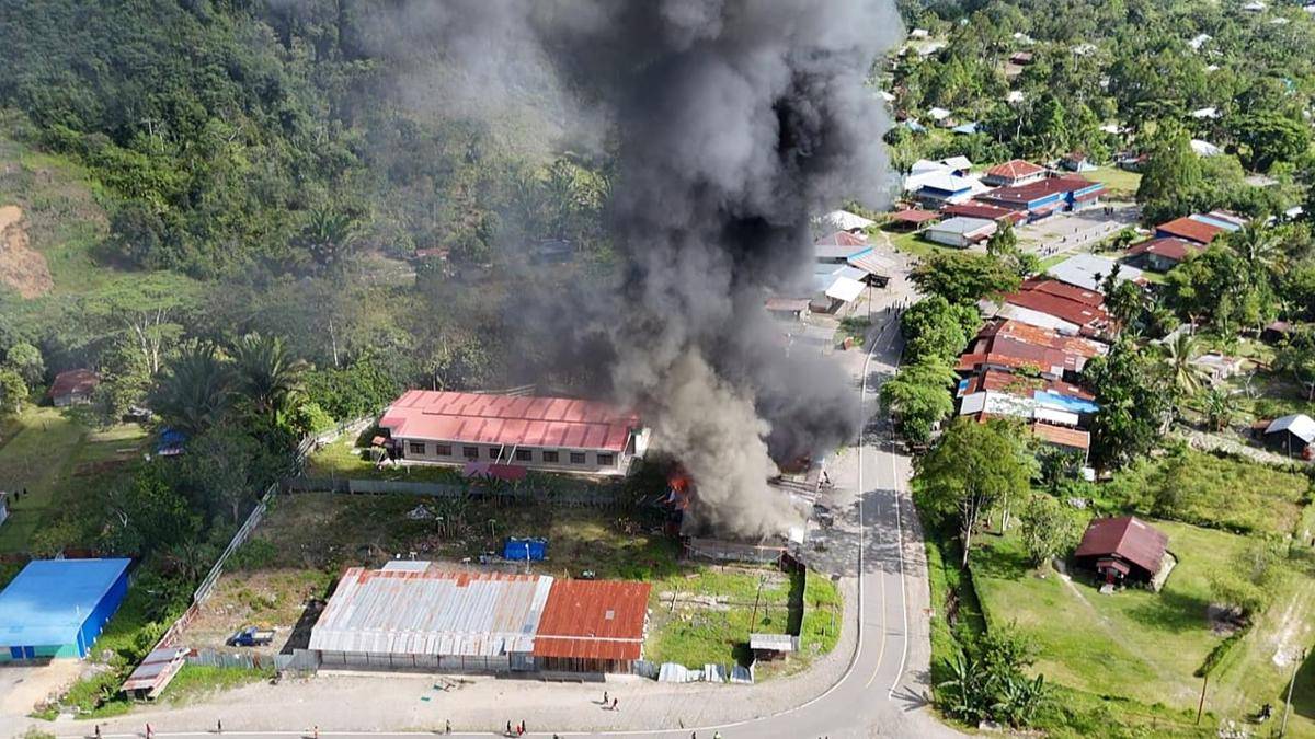 Sejumlah rumah dibakar massa di Yalimo, Papua Pegunungan, Selasa (16/9/2025). (IDN Times/Istimewa)