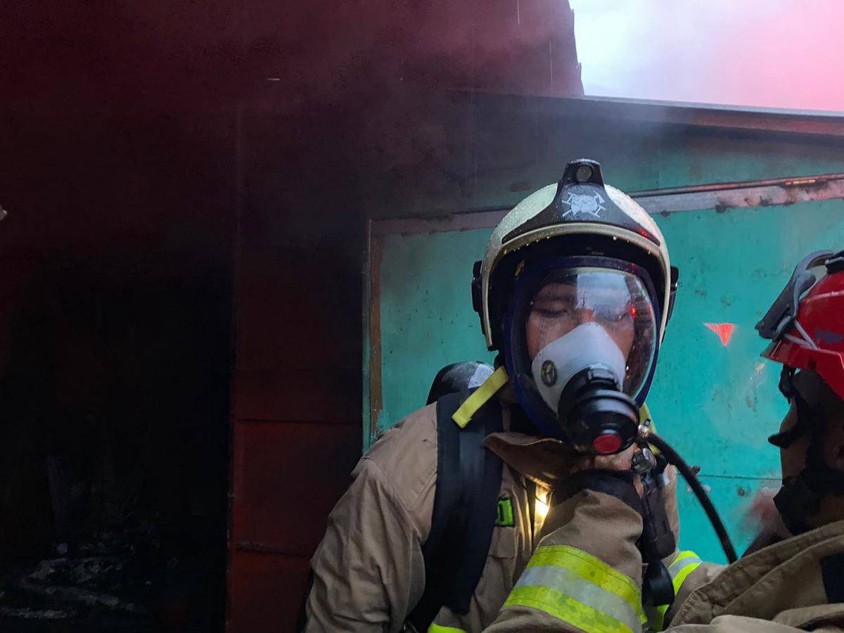 Anggota Damkarmat yang hendak masuk ke ruko yang terbakar. (IDN Times/DamkarBalam)
