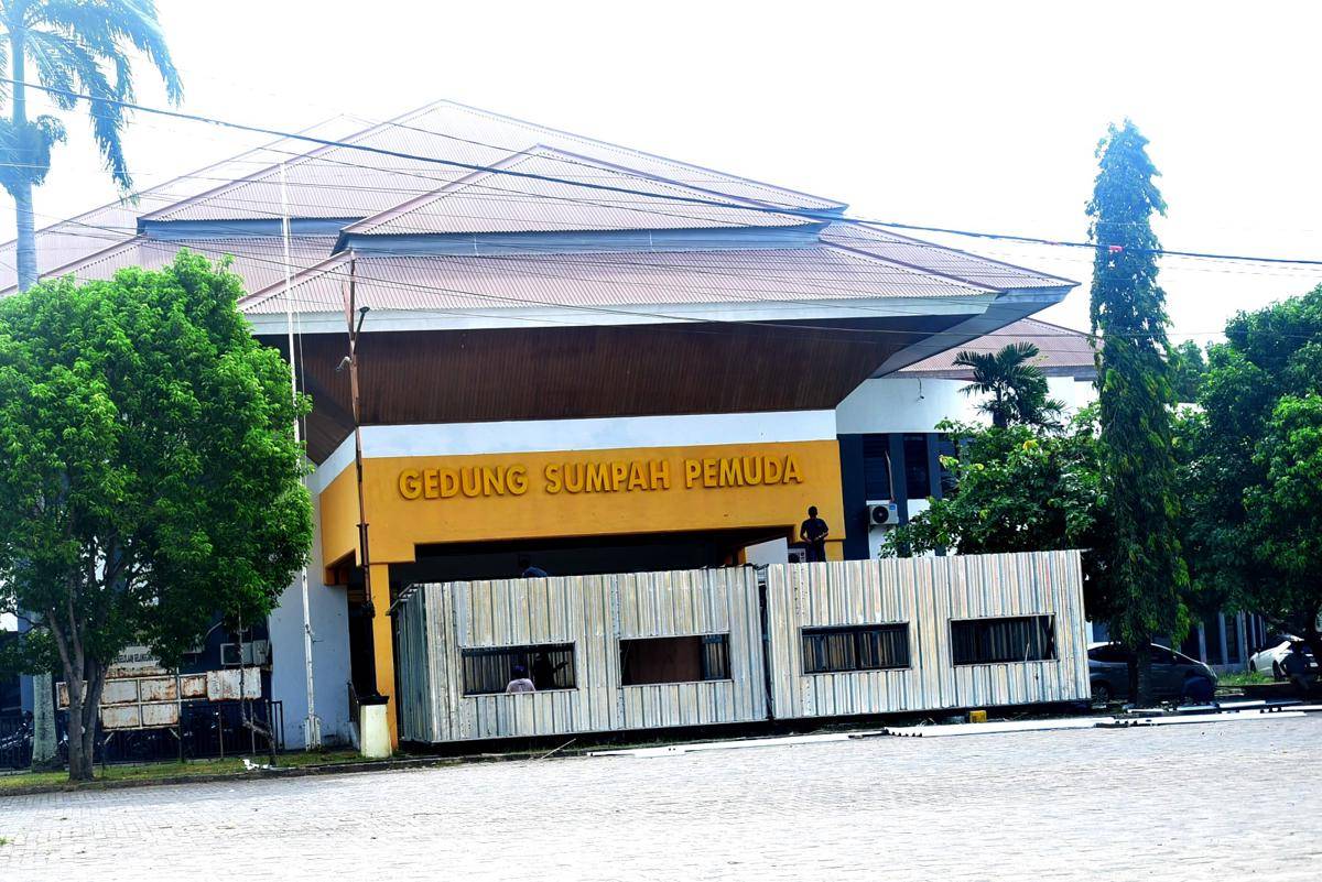 Kontainer yang ada di depan gedung KONI Lampung. (IDN Times/istimewa)