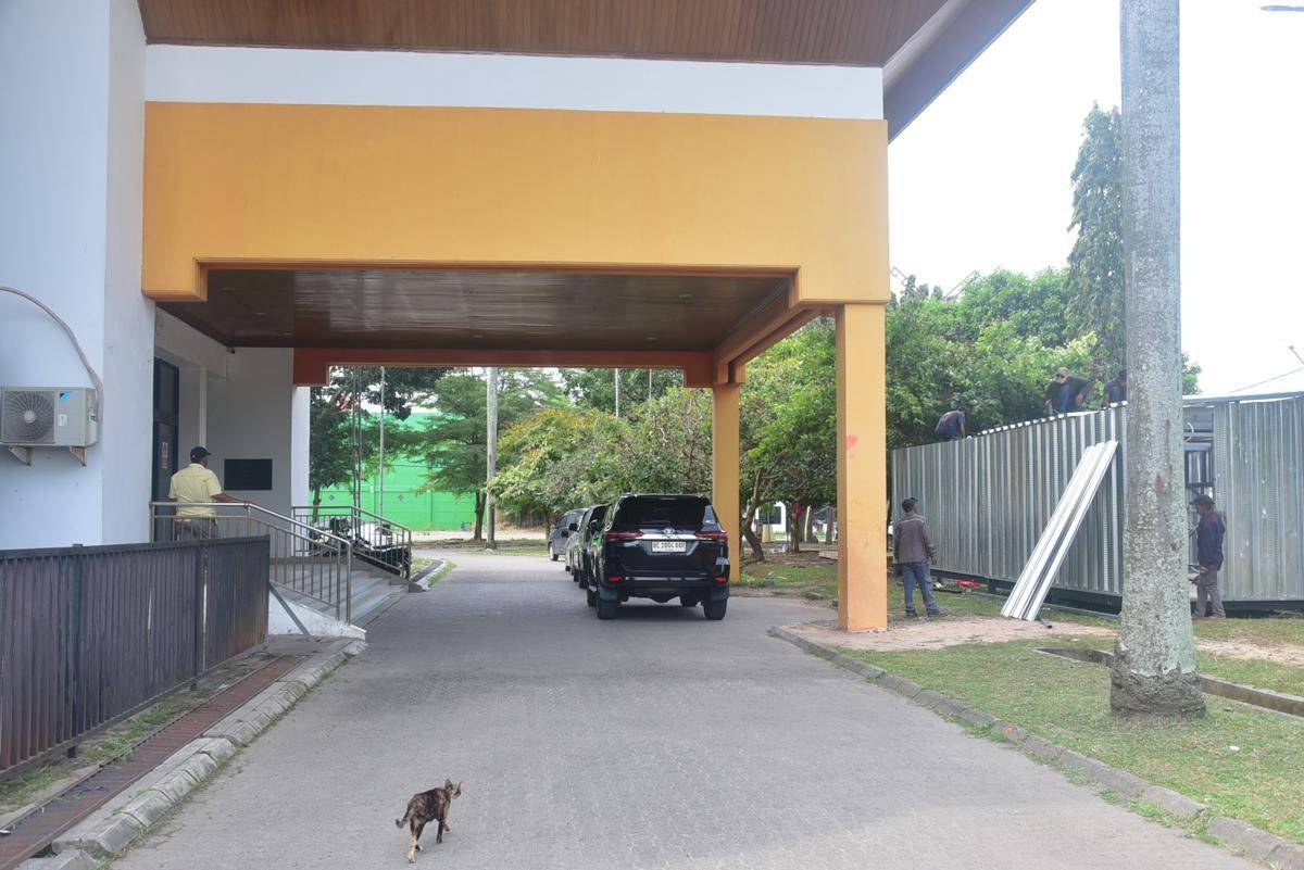 Tampak dari samping pembuatan kontainer yang ada di depan gedung KONI Lampung. (IDN Times/istimewa)