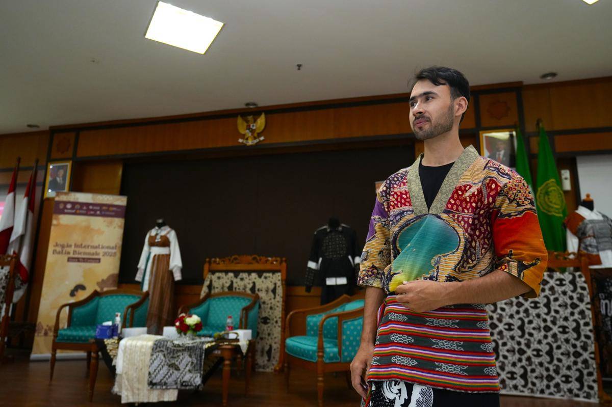 Kegiatan fashion show yang diikuti oleh dosen dan mahasiswa internasional UMY.