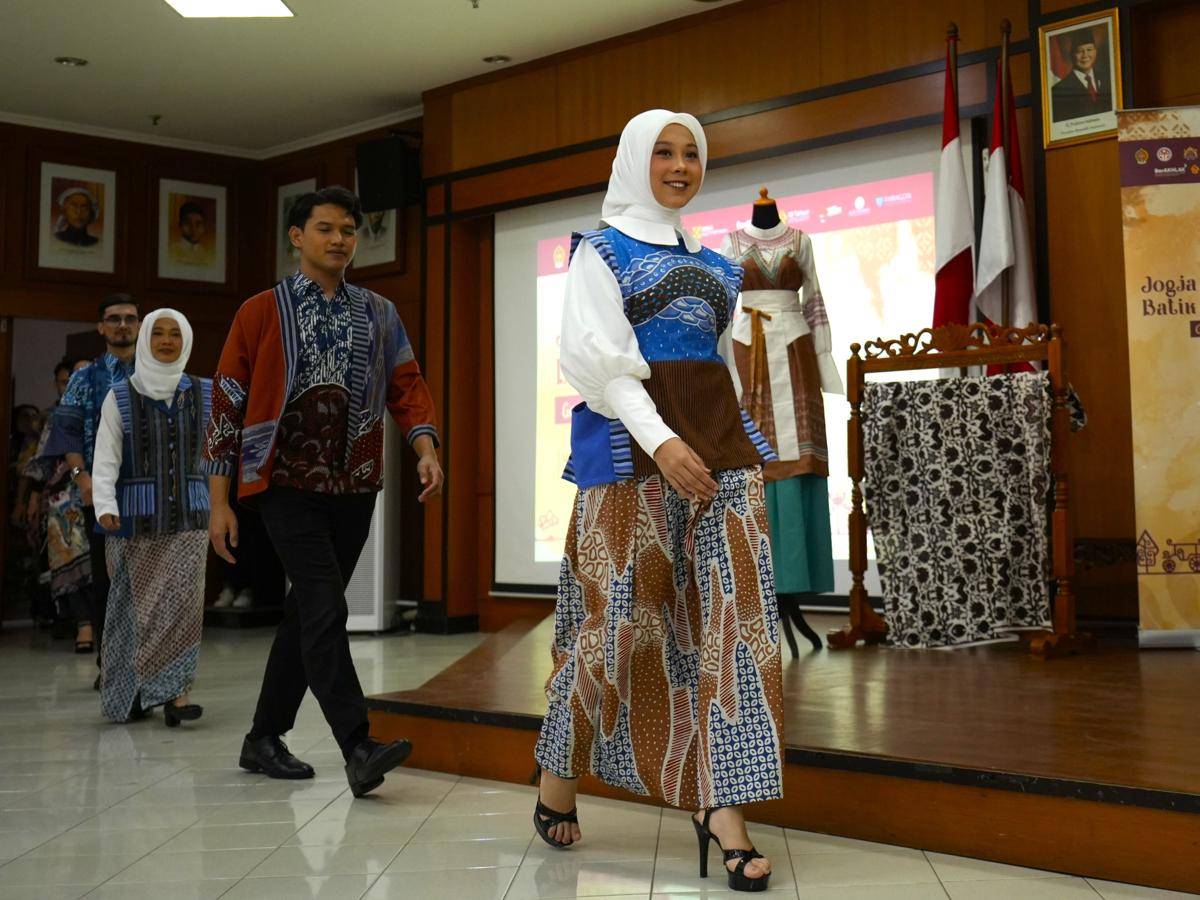 Kegiatan Fashion Show yang diikuti oleh dosen dan mahasiswa internasional UMY. 