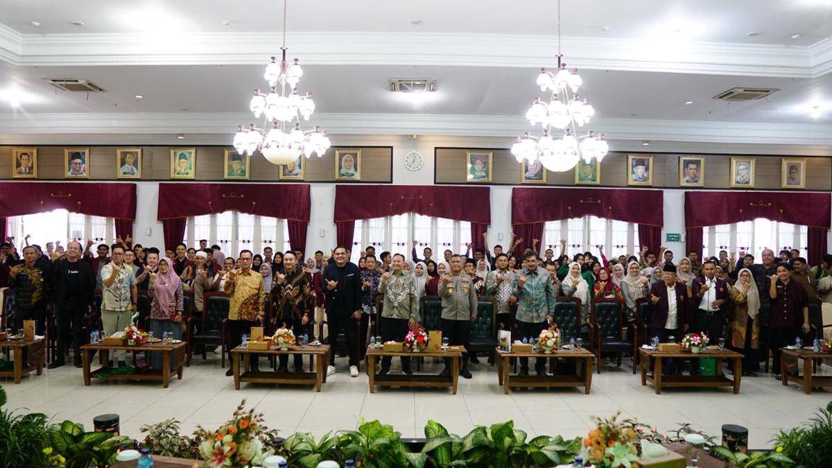 Peserta AgriYouth Talks berfoto bersama dengan Gubernur dan narasumber (Foto: Paten Mekar Tani)