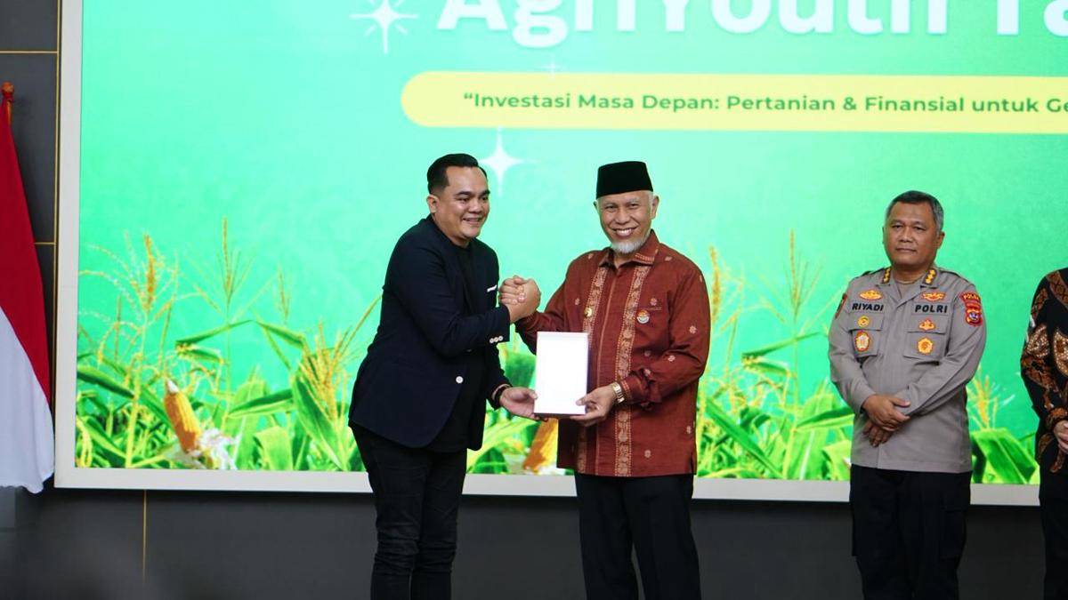 Direktur Utama Paten Mekar Tani, Ari Irpendi menyerahkan kenang-kenangan kepada Gubernur Sumbar Mahyeldi (Foto: Paten Mekar Tani)