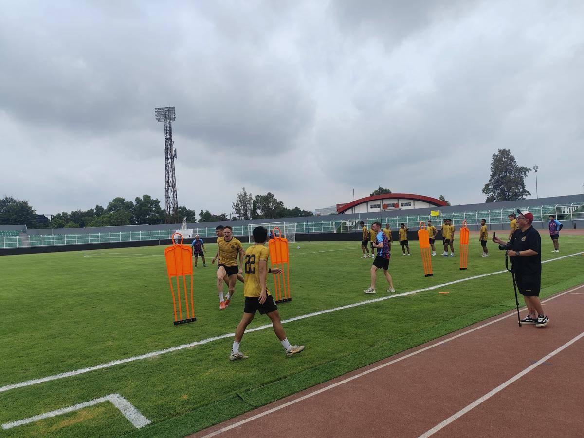 Bhayangkara Presisi Lampung FC saat melakukan latihan di Stadion Sumpah Pemuda. (IDN Times/Muhaimin)