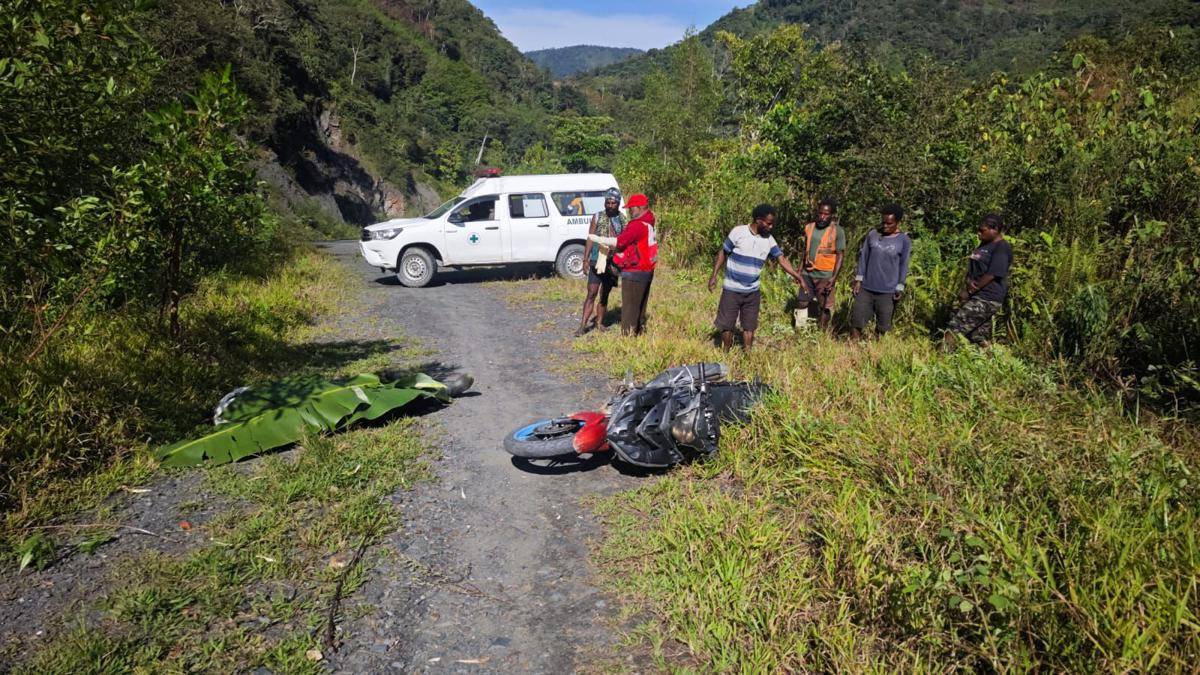 Proses evakuasi tukang ojek yang tewas ditembak di Kampung Wundu, Distrik Dokome, Kabupaten Puncak Jaya, Papua Tengah, pada Selasa (16/9/2025) sore. (IDN Times/Istimewa)