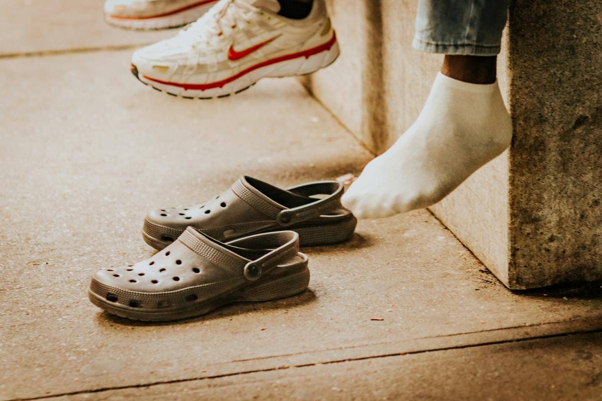ilustrasi sandal clog (unsplash.com/Jon Tyson)