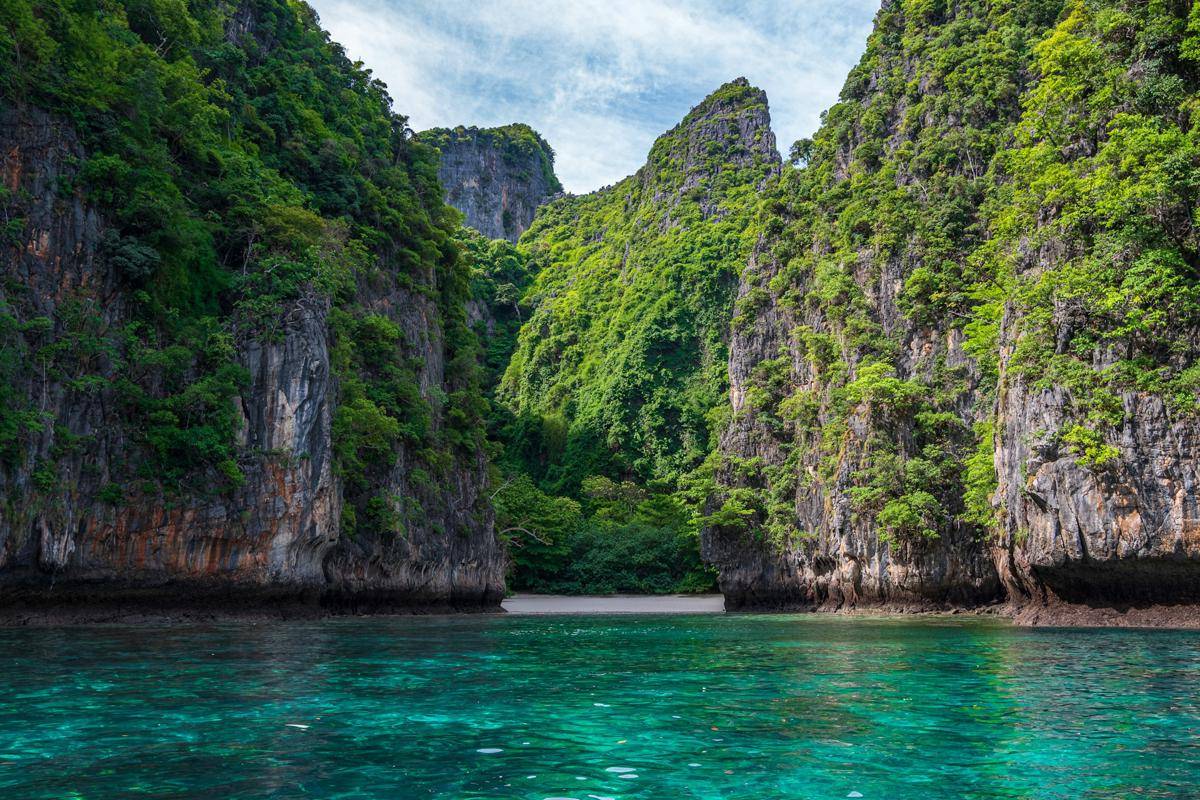 Krabi, Thailand (unsplash.com/Lucas Hemingway)