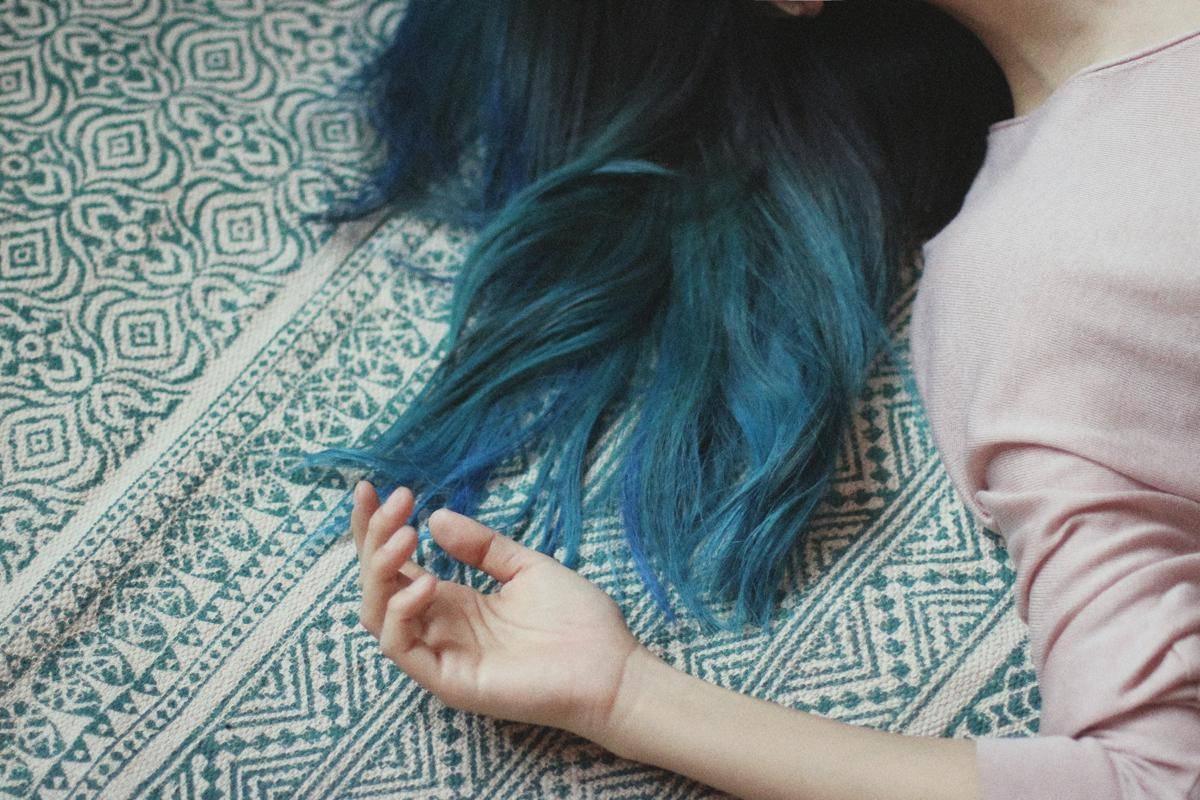 ilustrasi midnight blue (unsplash.com/Nazym Jumadilova)