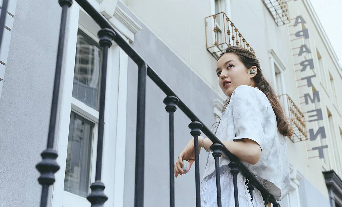 ilustrasi menggunakan earbuds OWS