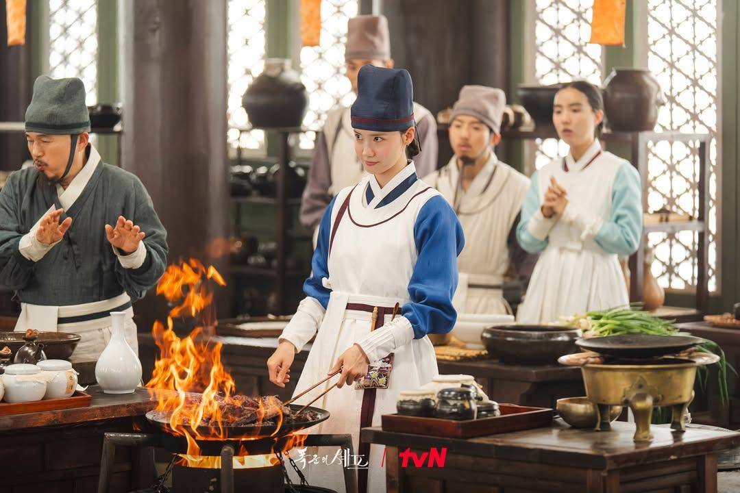 Still cut drama Bon Appetit, Your Majesty (instagram.com/tvn_drama)