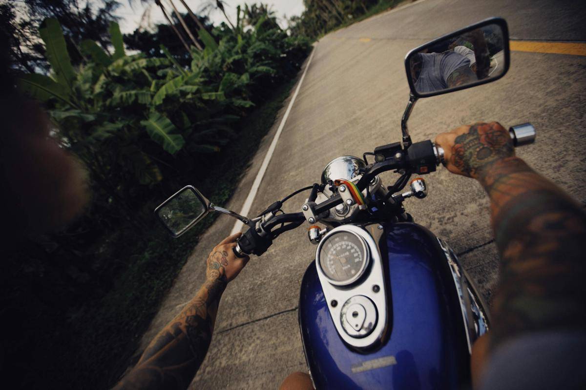 ilustrasi naik motor (pexels.com/Alexey Demidov)