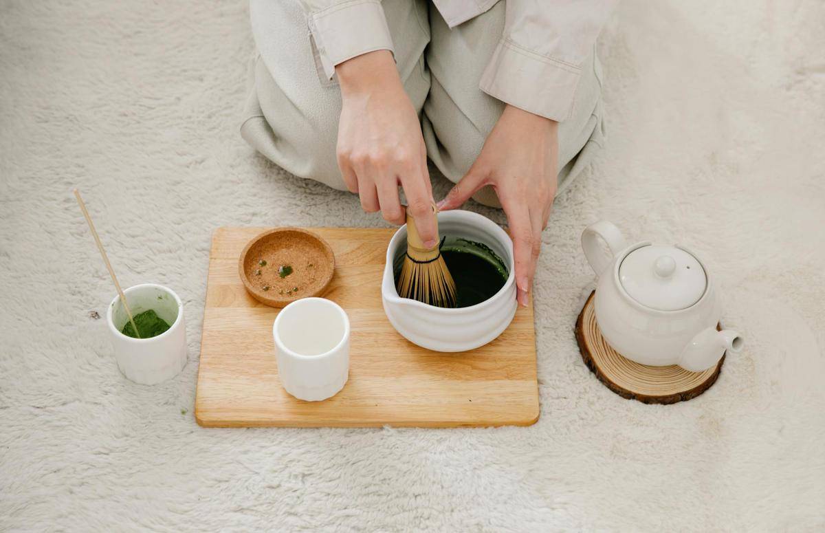 ilustrasi mengaduk matcha dengan chasen