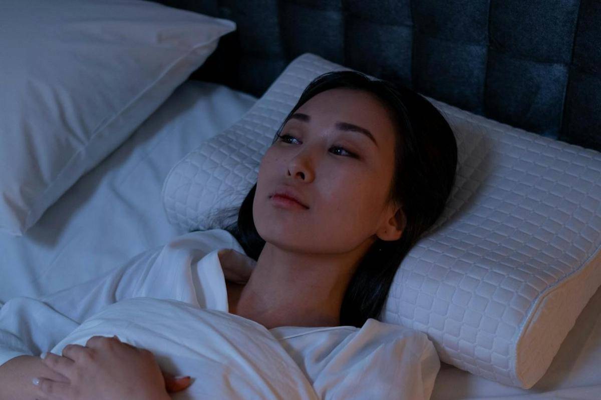 ilustrasi overthinking sebelum tidur (pexels.com/cottonbro studio)