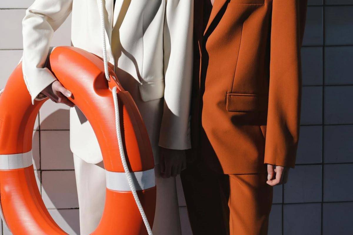 ilustrasi kenapa pelampung berwarna orange atau kuning (pexels.com/cottonbro studio)