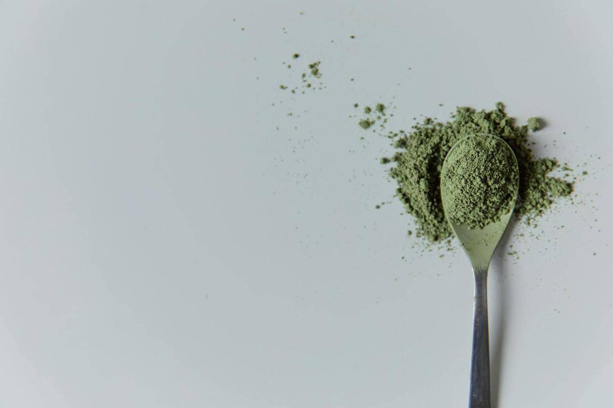 ilustrasi mengaduk matcha dengan sendok