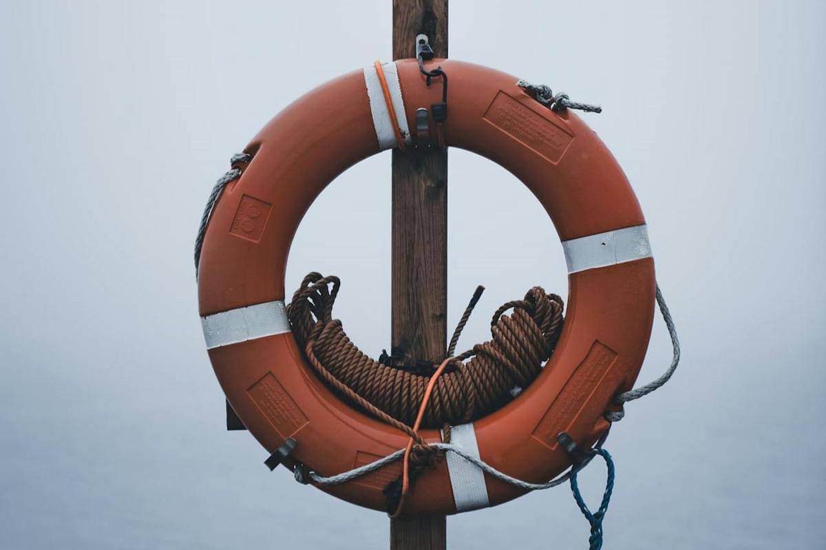 ilustrasi kenapa pelampung berwarna orange atau kuning (pexels.com/Erik Mclean)