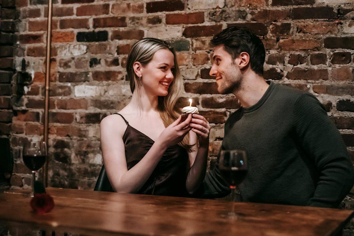 Ilustrasi first date (pexels.com/Katerina Holmes)