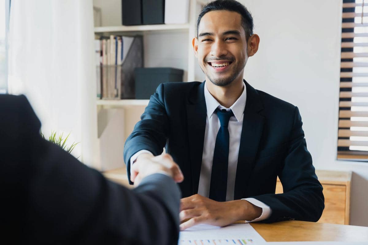 5 Tips Percaya Diri Buat Pria yang Bekerja Sebagai Frontliner