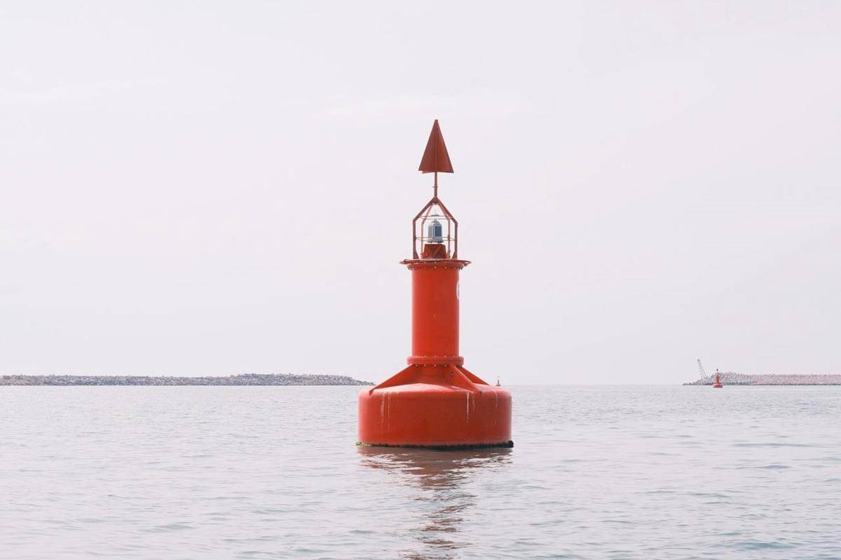 ilustrasi kenapa pelampung berwarna orange atau kuning (pexels.com/Mitch Oram)