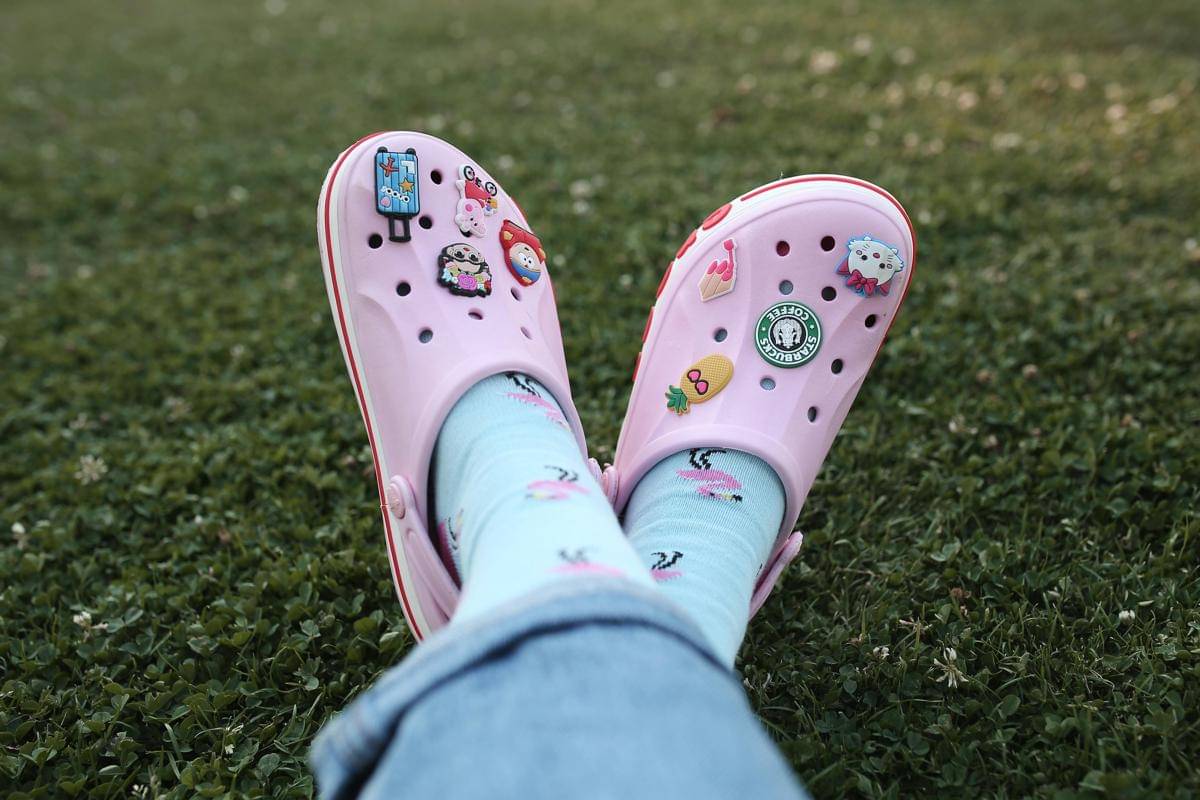 ilustrasi sandal clog (pexels.com/Melike B)