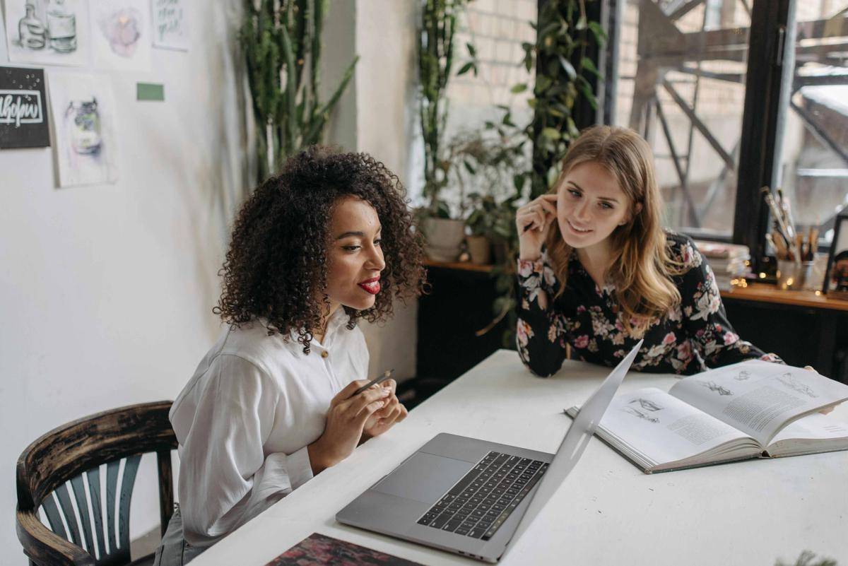 potret persahabatan di kantor (pexels.com/Pavel Danilyuk)