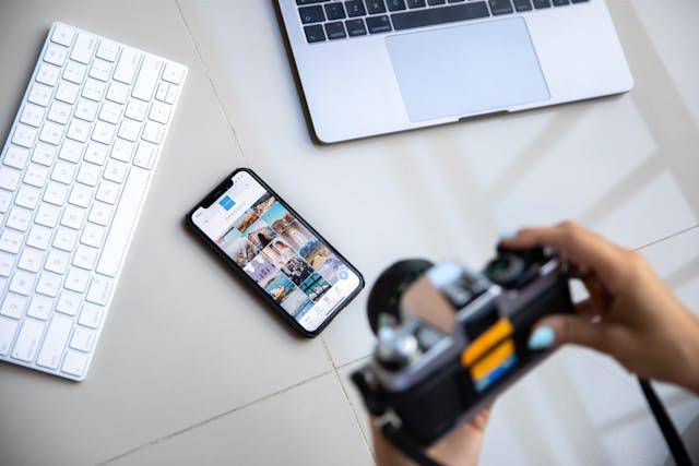 ilustrasi seorang social media specialist (pexels.com/Plann)