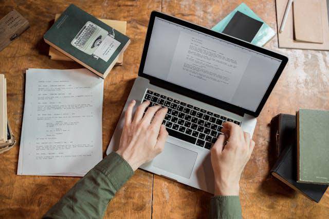 ilustrasi copywriter (pexels.com/Ron Lach)