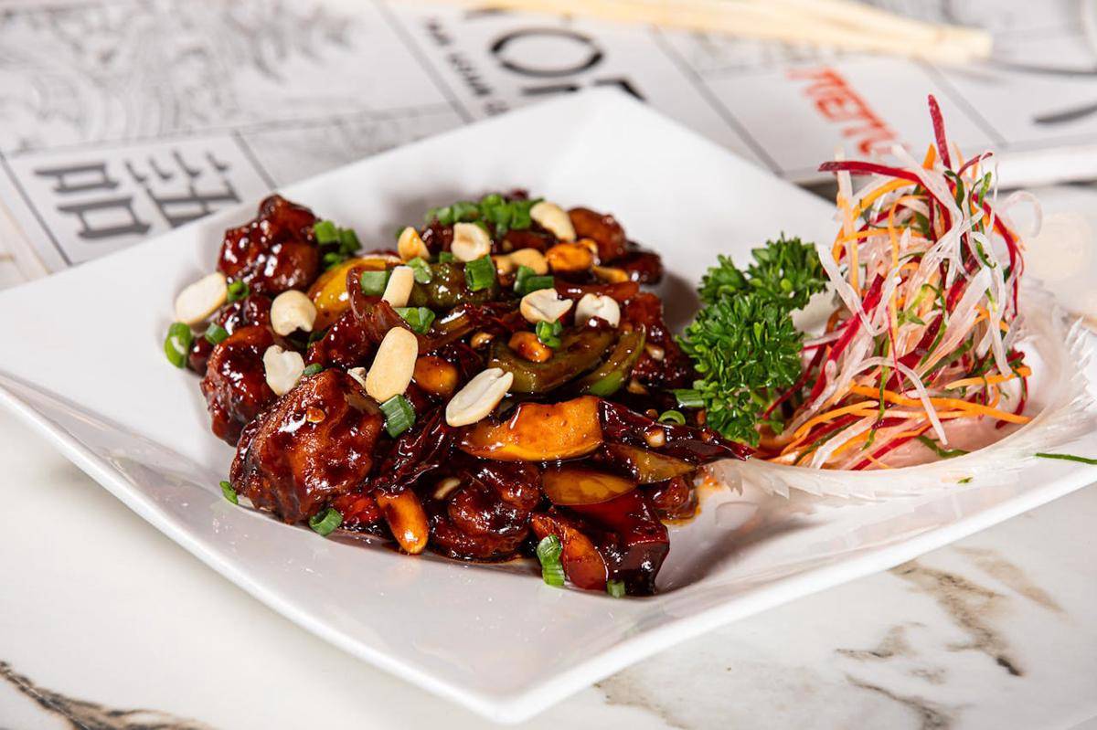 ilustrasi spicy chicken kungpao yang siap disantap bersama nasi hangat (pexels.com/Anil Sharma)