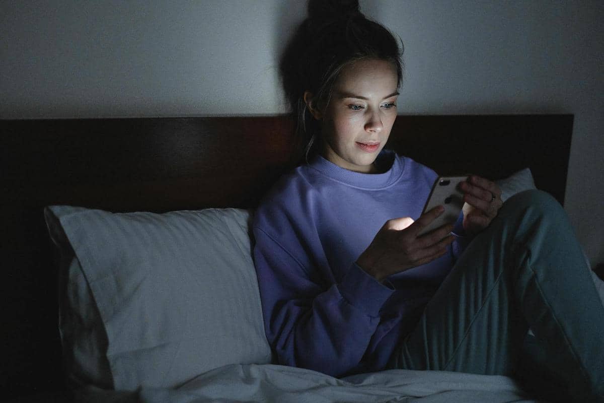 ilustrasi perempuan menggunakan handphone 