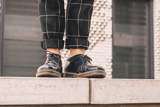 ilustrasi sepatu hitam pria (pexels.com/Steshka Croes) 