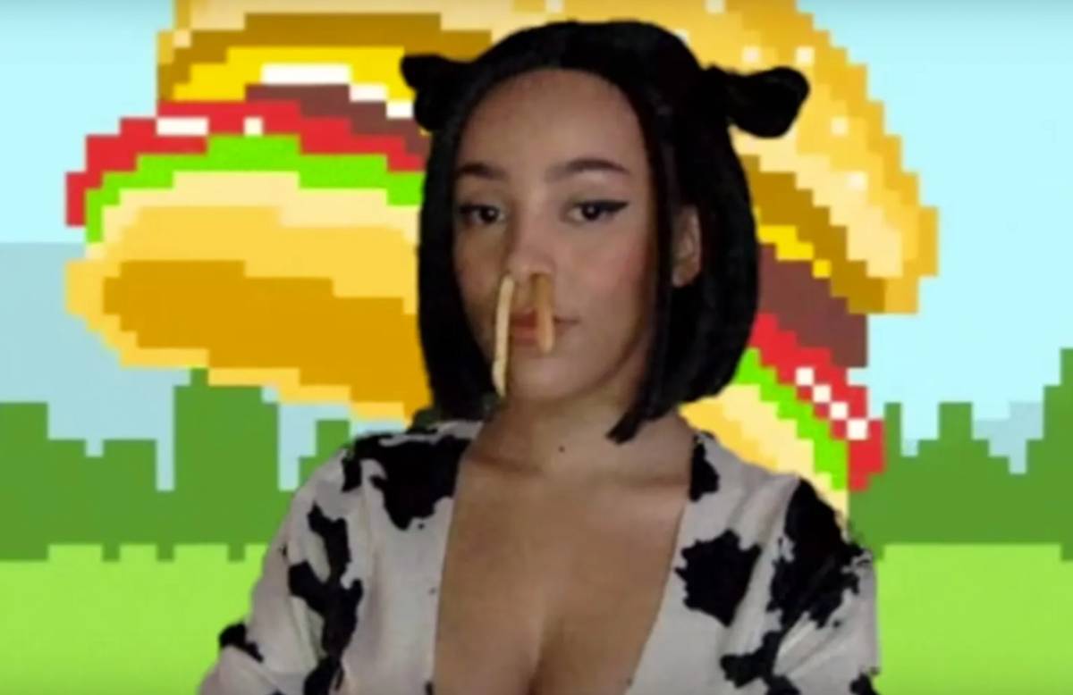 Doja Cat dalam musik video "MOOO!" 