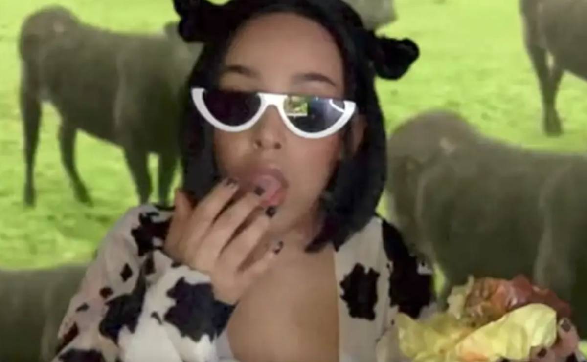 Doja Cat dalam musik video "MOOO!"