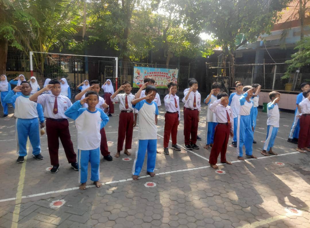 Semua siswa mempergakan sikap hormat ketika lagu Indonesia Raya diputar
