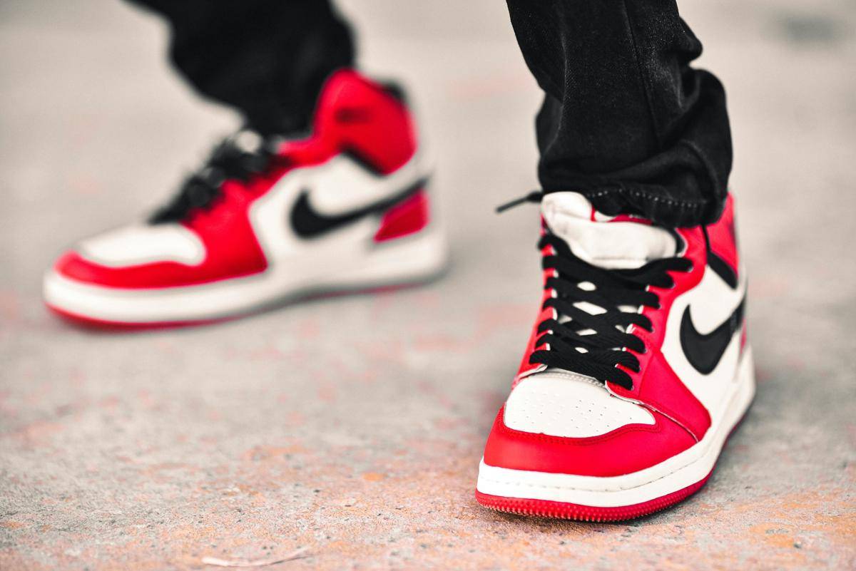ilustrasi sneakers merah (unsplash.com/Sher Ali Khan)