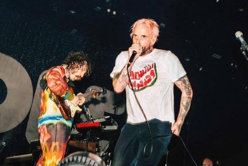 vokalis band IDLES, Joe Talbot mengenakan kaus dukungan untuk Palestina