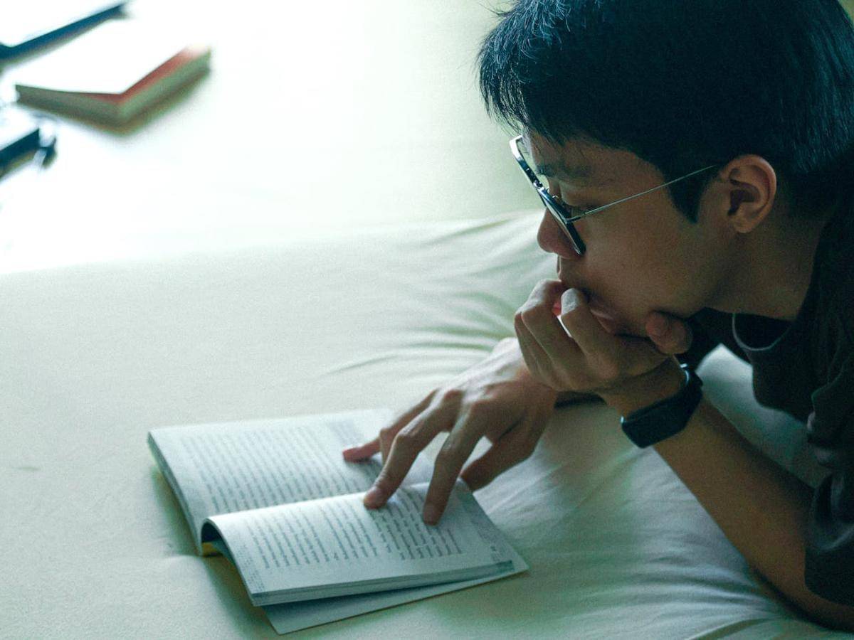 ilustrasi baca buku (pexels.com/Raymond Aquila)