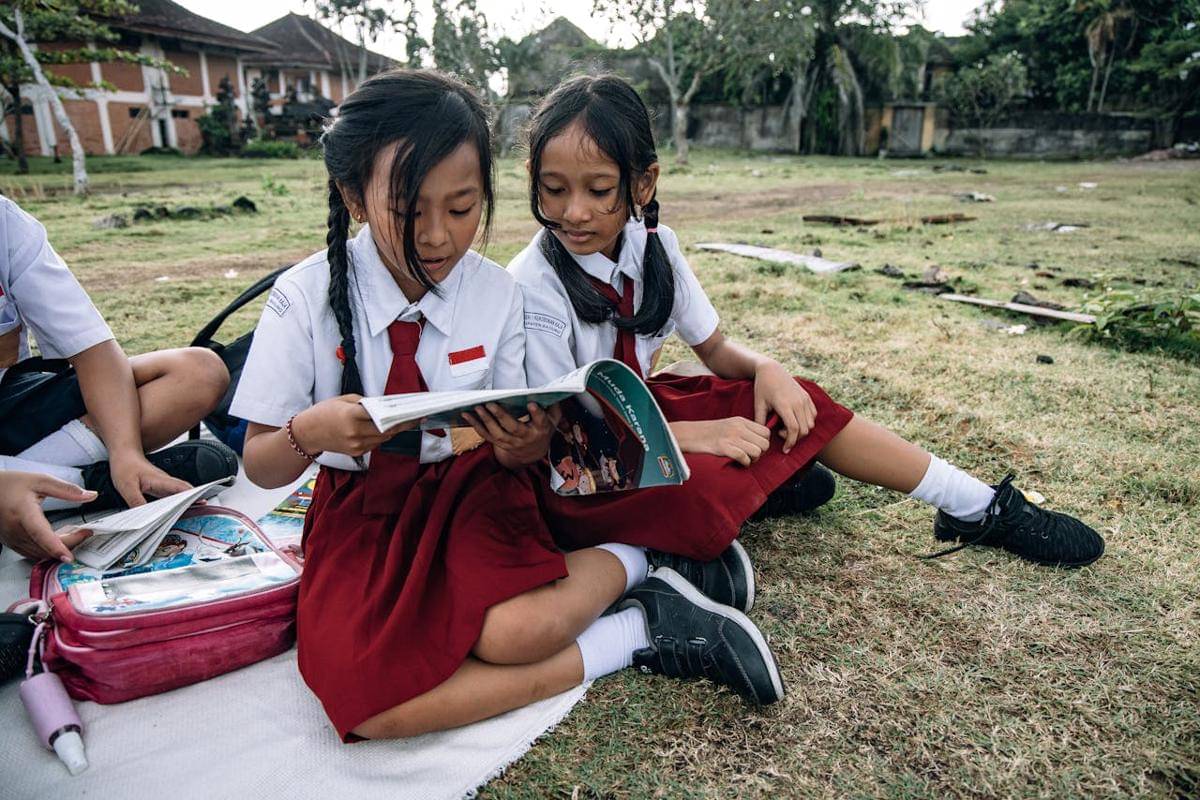 ilustrasi pelajar di Indonesia sedang baca buku (pexels.com/ROMAN ODINTSOV)