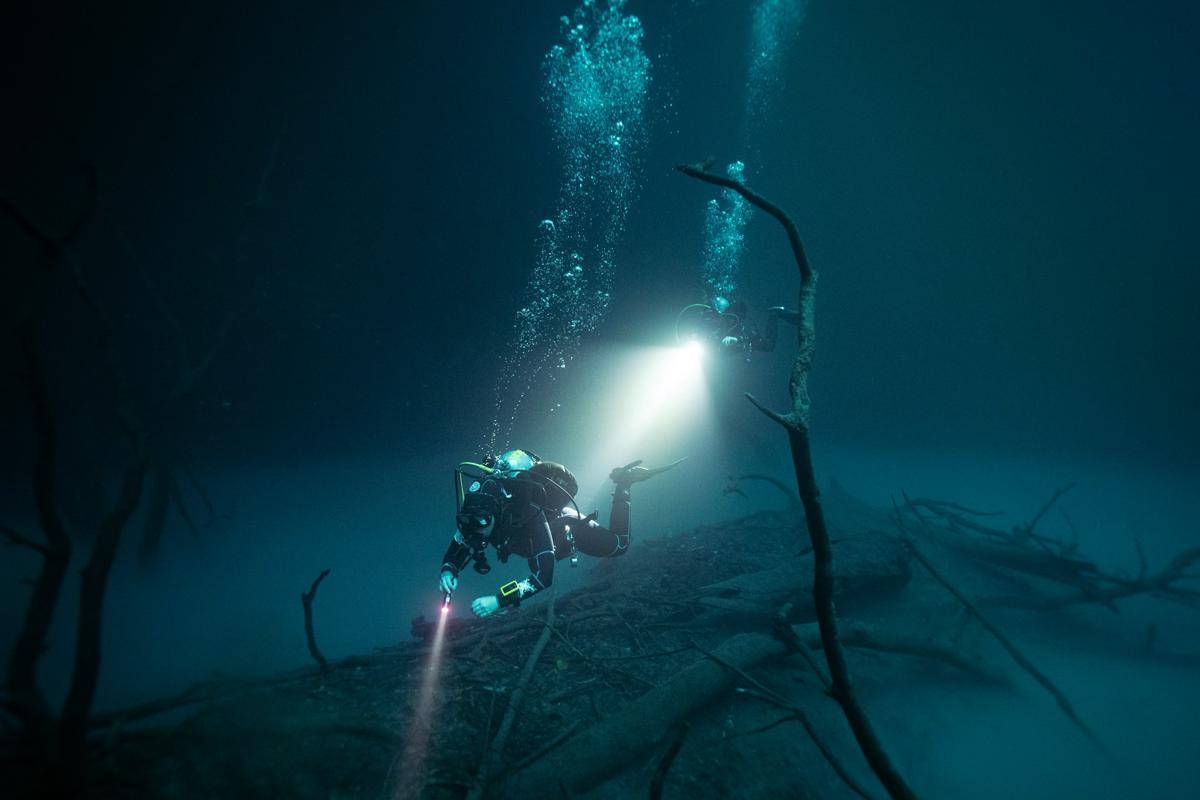 ilustrasi underwater welder (unsplash.com/ Thant Aung)