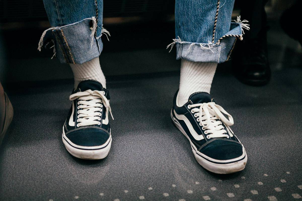 ilustrasi sneakers streetwear (unsplash.com/Tom Rumble)