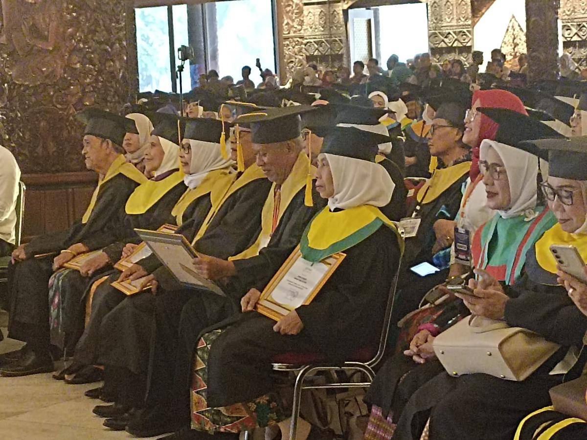Gubernur DKI Jakarta Pramono Anung dalam acara Wisuda Lansia di TMII Jakarta Timur Kamis (18/9/2025). (IDN Times/ Dini Suciatiningrum)