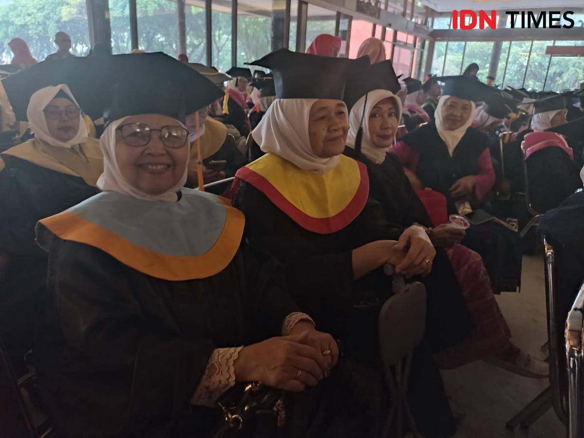 Gubernur DKI Jakarta Pramono Anung dalam acara Wisuda Lansia di TMII Jakarta Timur Kamis (18/9/2025). (IDN Times/ Dini Suciatiningrum)