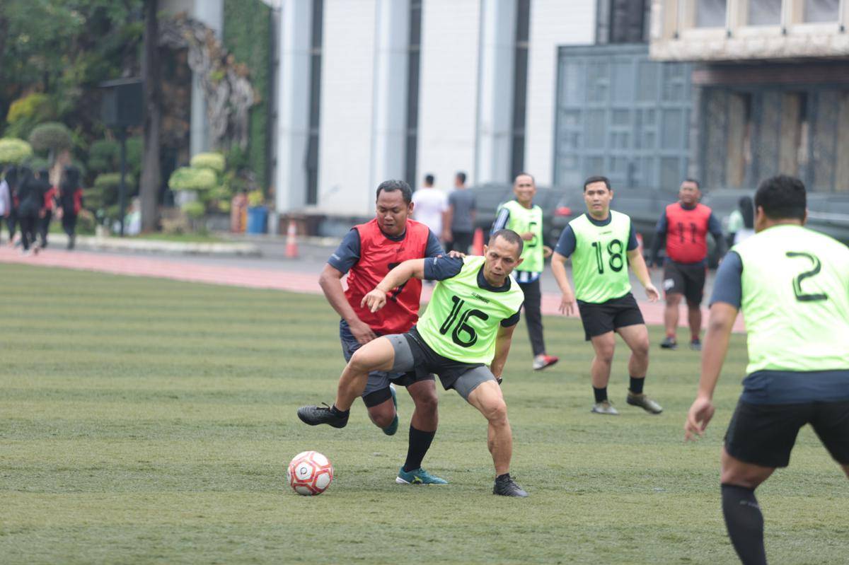 Pertandingan bola jurnalis dan staf Dispenad